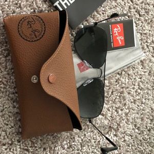Brand New WITHOUT BOX Ray Ban Large Aviator Sunglasses with original case.